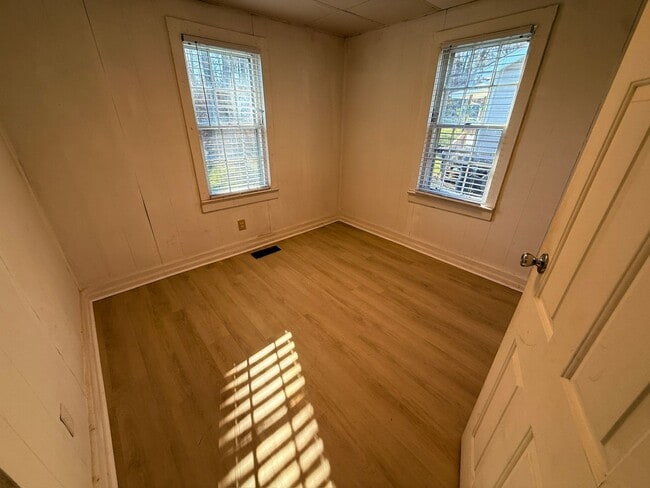 Building Photo - Charming and Affordable Home on quiet street (2 bedroom/1 bath)