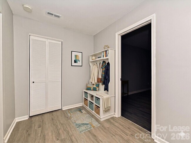 Building Photo - 633 Pennwood Ln
