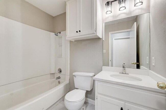 Building Photo - 1406 Hyridge Cir