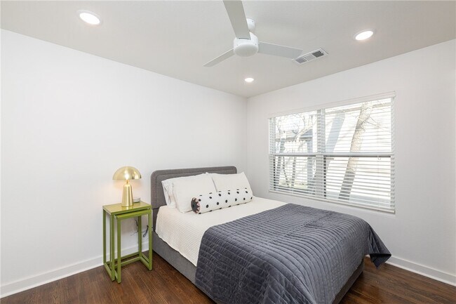 Building Photo - 568 E Rebecca St