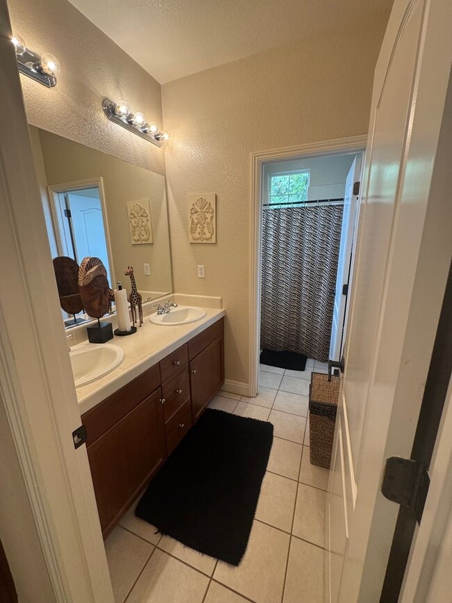 Building Photo - 5 Bed / 3.5 Bath | Elk Grove Single Family...
