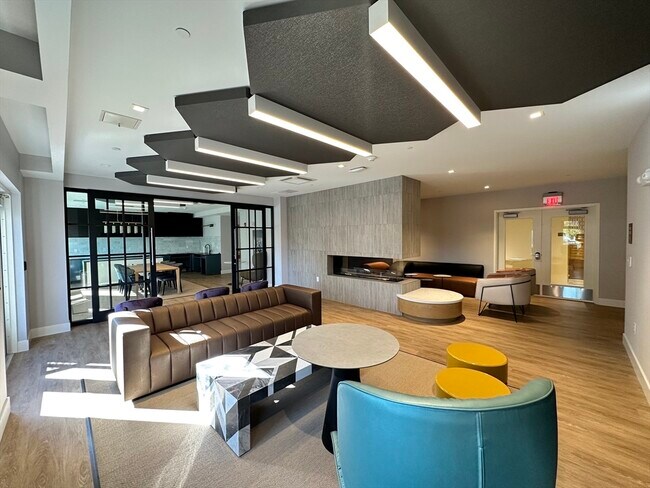 Building Photo - 250 Centre St