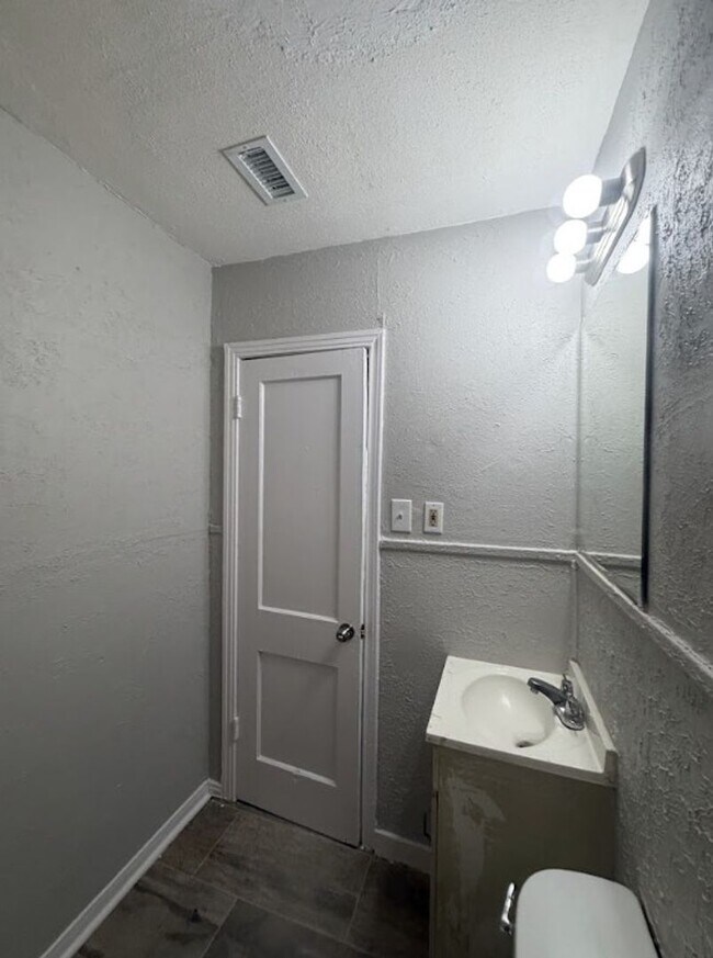 Building Photo - 5408 Como Dr