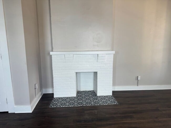 Building Photo - 2 Bedroom 1 1/2 Bath Beautifully Renovated...