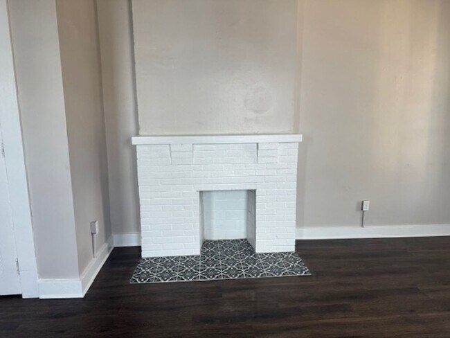 Building Photo - 2 Bedroom 1 1/2 Bath Beautifully Renovated Home in Historic Huffman Area