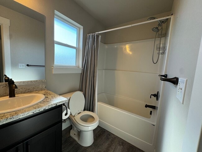 Building Photo - Beautiful 3 Bedroom 2 Story Home in Cul de...