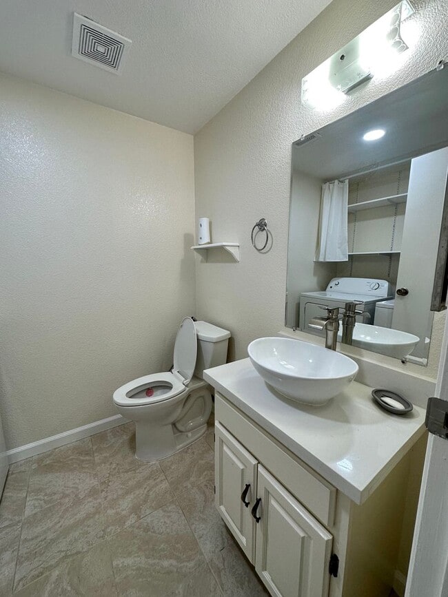 Building Photo - Spacious 3 Bed 2.5 Bath in Newark!