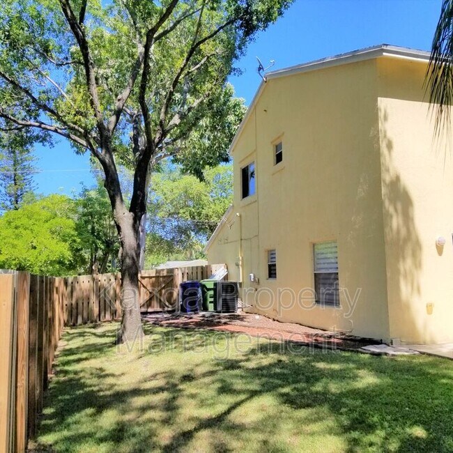 Building Photo - 3221 SW 15th Ave