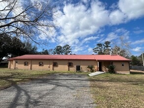 Building Photo - Spacious (Almost 3,000 sq ft) 6 Bedroom, 3 Bath Furnished Home – Live Oak, FL