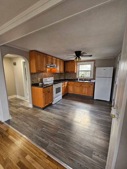 Building Photo - 1162 Main Ave