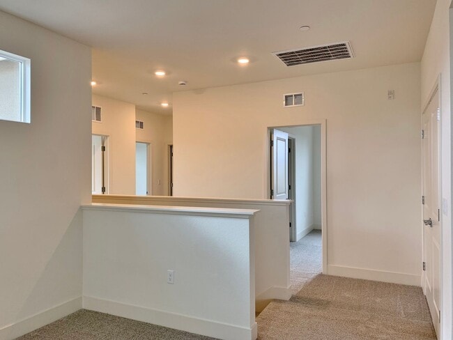 Building Photo - 4 Bedroom Home in Hollister