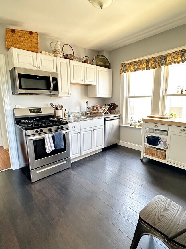 Building Photo - The Perfect 2bed/1bath with Porch, Private...
