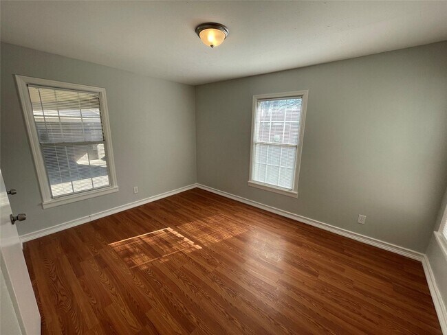 Building Photo - 3 BR/2BA | Single Family Home | Covered Patio | Additional Living room!