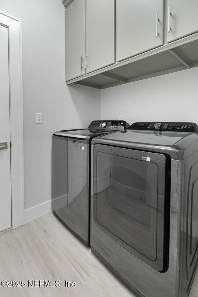 Building Photo - 744 Dewdrop Loop