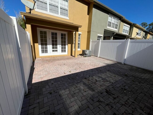 Building Photo - 12856 Salomon Cove Dr