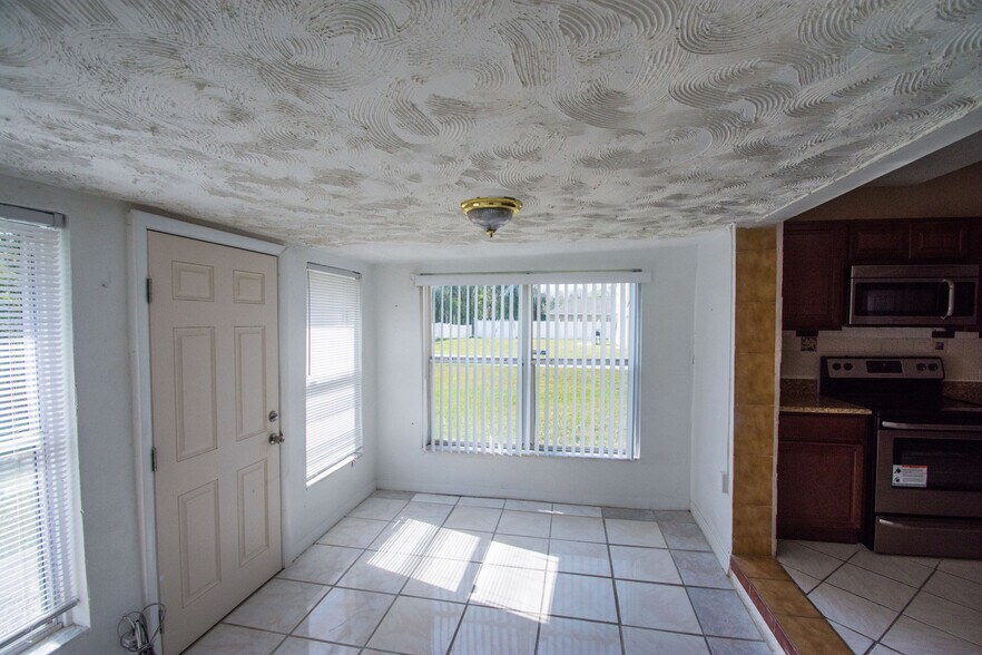 Building Photo - 3 Bed 2 Bath Home with Stainless Steel Appliances Near Poinciana Pkwy!