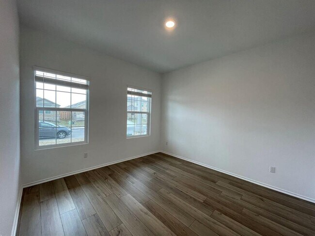 Building Photo - 433 Sebring Cir