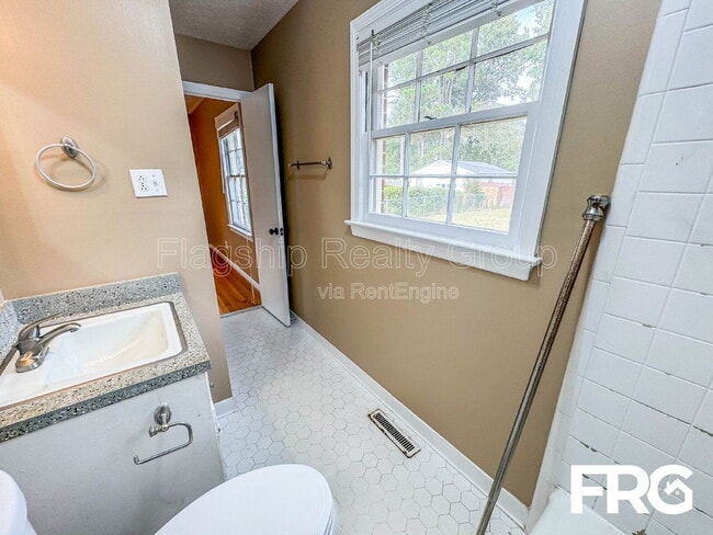 Building Photo - 207 Woodbine St