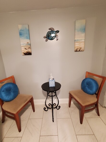 Master bathroom seating area - 818 Lee Andrews Ave SE