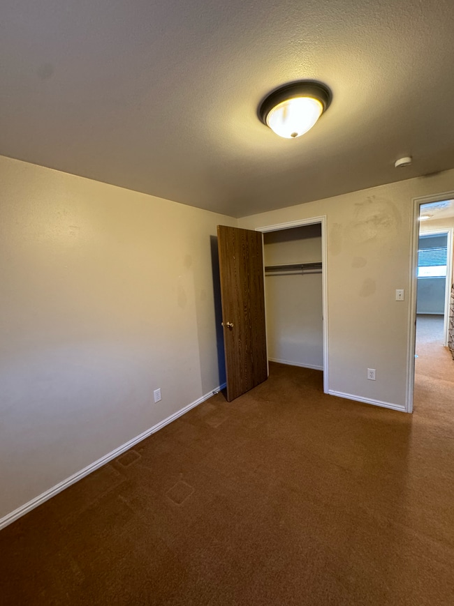 Building Photo - Orem Duplex