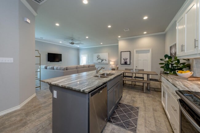 Building Photo - 3617 Kenyon Dr