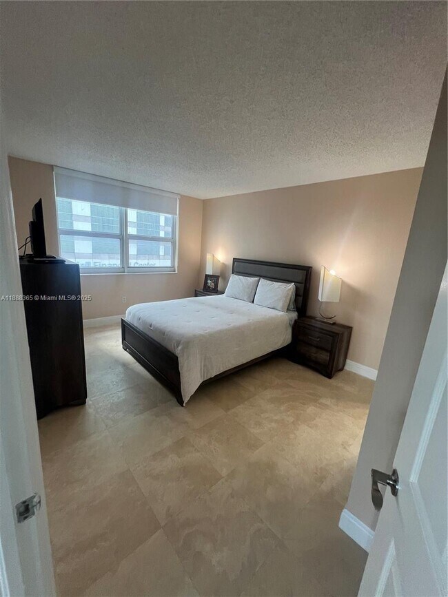 Building Photo - 1155 Brickell Bay Dr