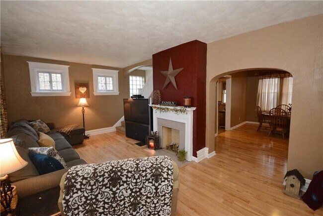 Building Photo - GORGEOUS 4 BEDROOM HOME IN THE HEART OF BEECHVIEW!