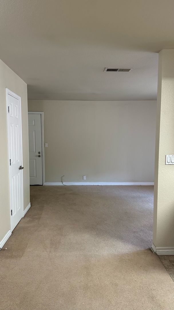Building Photo - 1 Bedroom Condo with community pool & tenn...