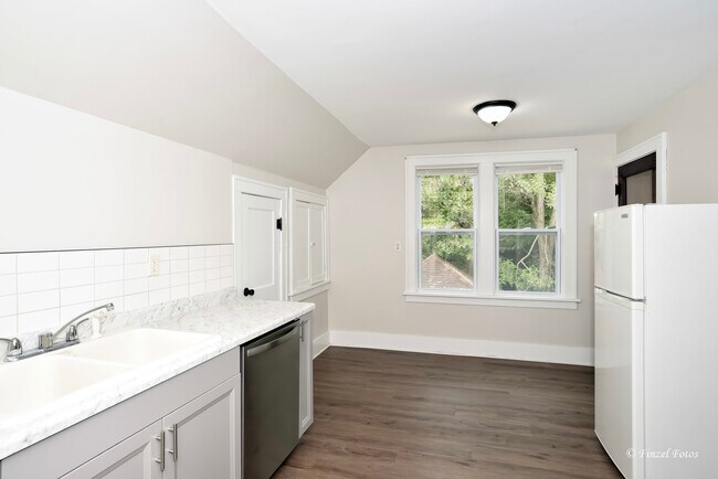 Building Photo - 93 Elmhurst St