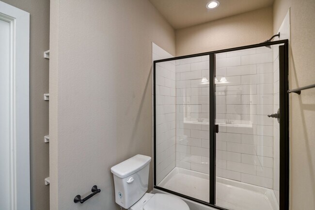 Building Photo - GORGEOUS 3 BEDROOM DUPLEX LOCATED IN MIDLO...
