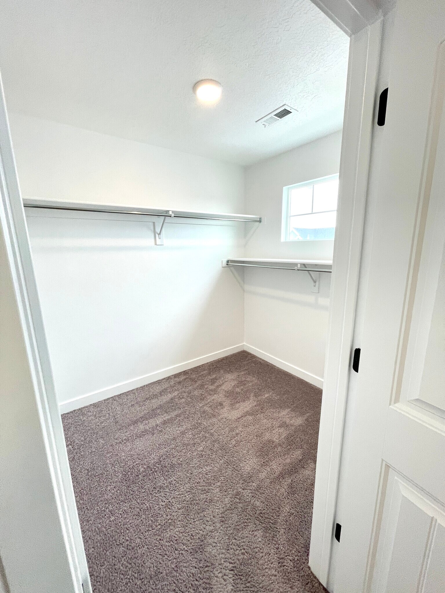 Building Photo - 561 S Ravenwood Ln