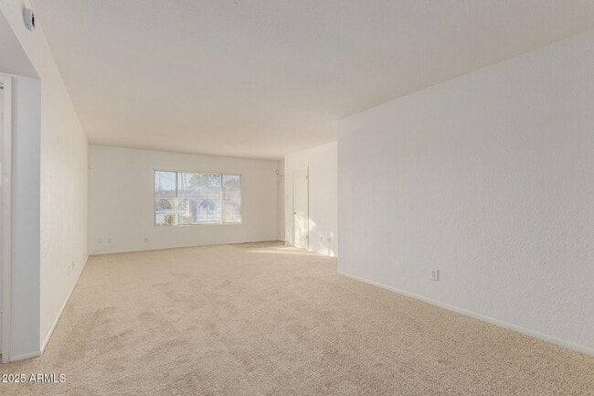 Building Photo - 2128 E Villa Ct