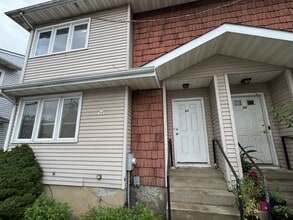 Building Photo - 3 bedrooms, 2.5 bathrooms