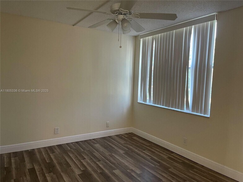 Building Photo - 9401 Evergreen Pl