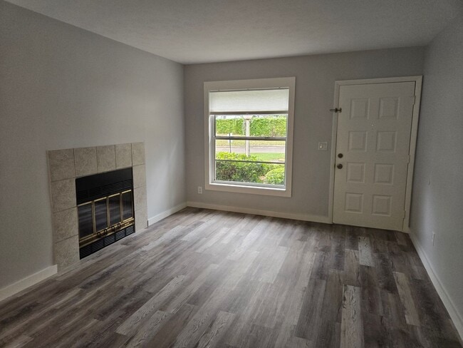 Building Photo - Beautiful First-Floor Corner Condo in Shadow Moss at The Oaks