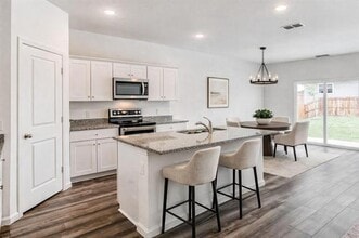 Building Photo - 720 Holly St