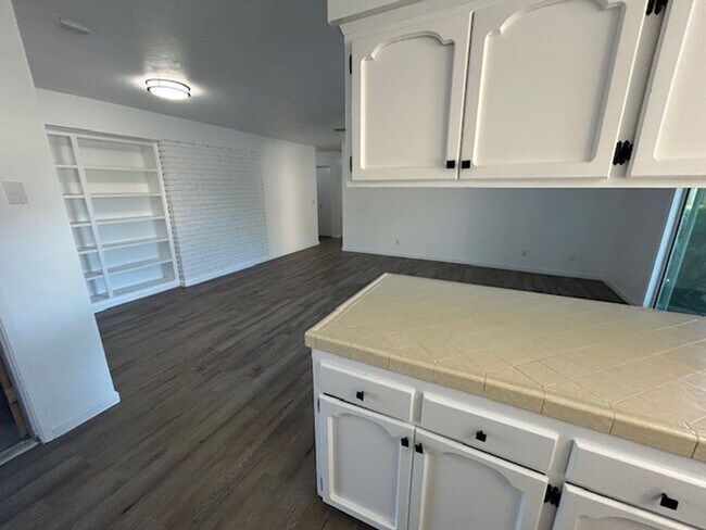 Building Photo - 3 bedroom 2 bathroom with pool!