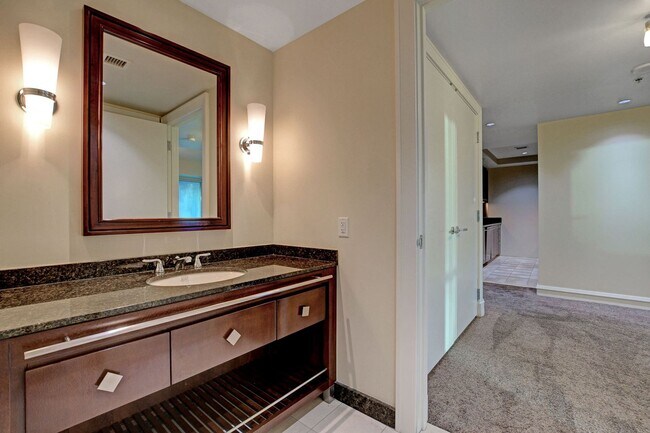 Building Photo - Sky 607-Stunning 2Bd/2Ba Residence