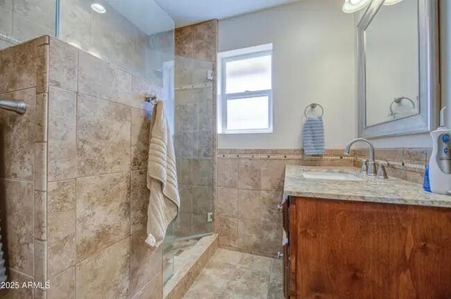 Building Photo - 2704 S Terrace Rd