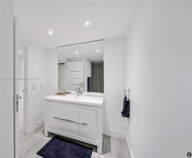 Building Photo - 1800 NE 114th St