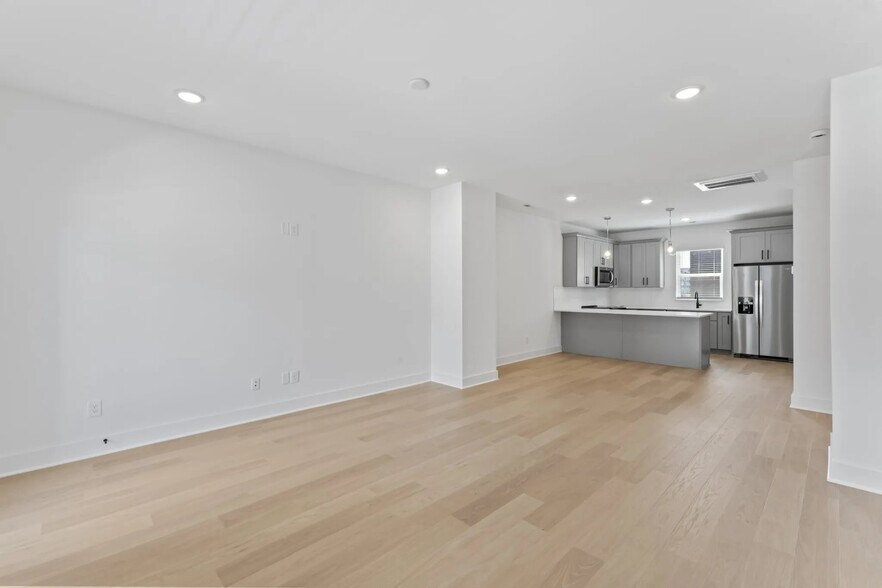 Building Photo - 608 Markham St