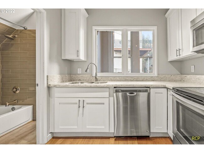 Building Photo - Victorian-style apartment available in the serene SW Hills