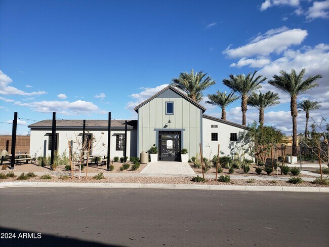 Building Photo - 1315 W Crane Dr