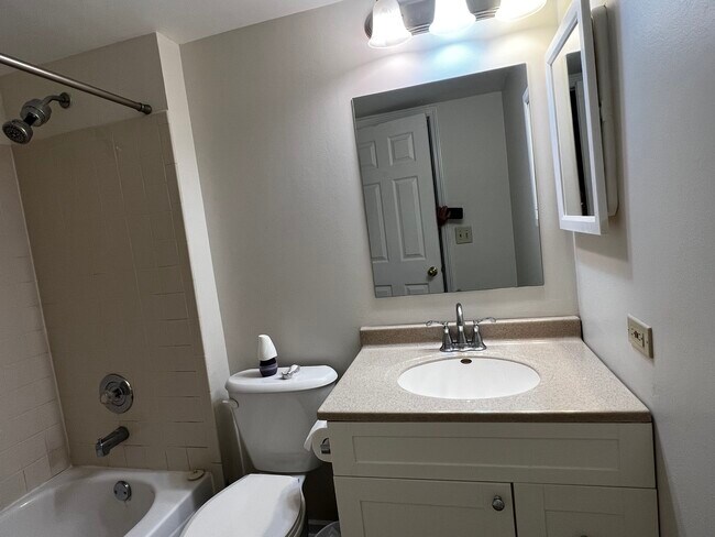 Building Photo - 215 Brett Cir