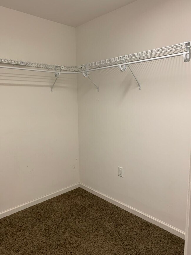 Building Photo - BEAUTIFUL 3 BED/2.5 BATH TOWNHOUSE!!