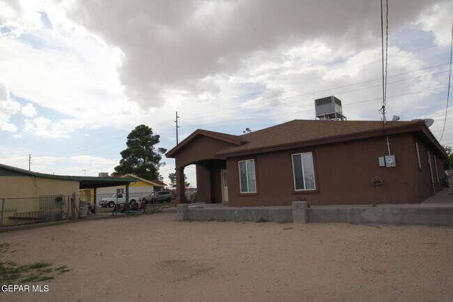 Building Photo - 456 Passmore Rd