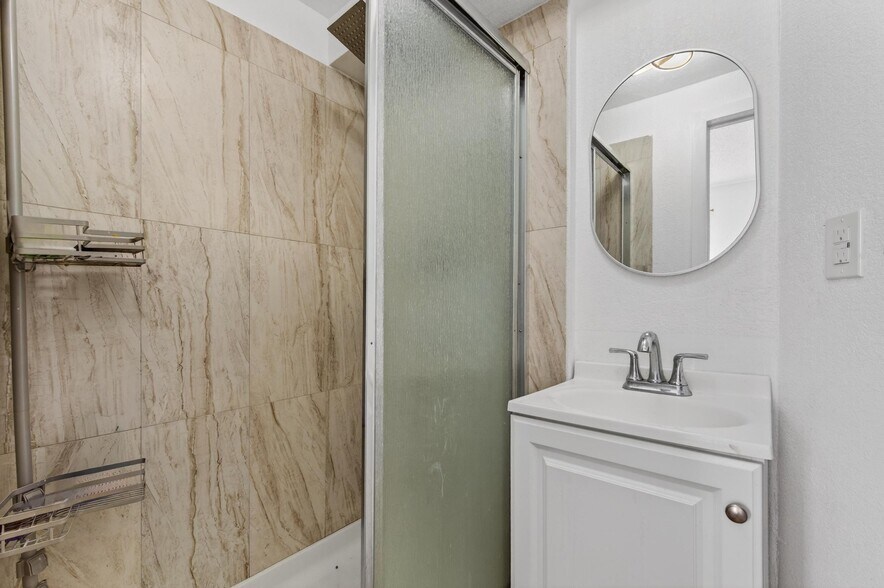 Building Photo - 307 E Oak St