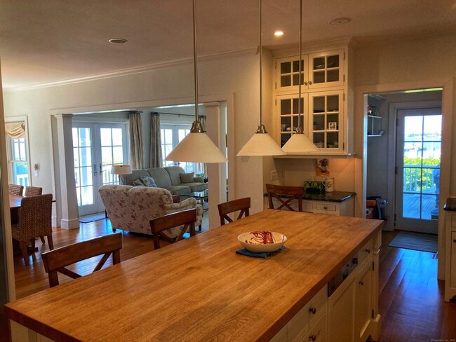 Building Photo - 4 Stonington Cmns