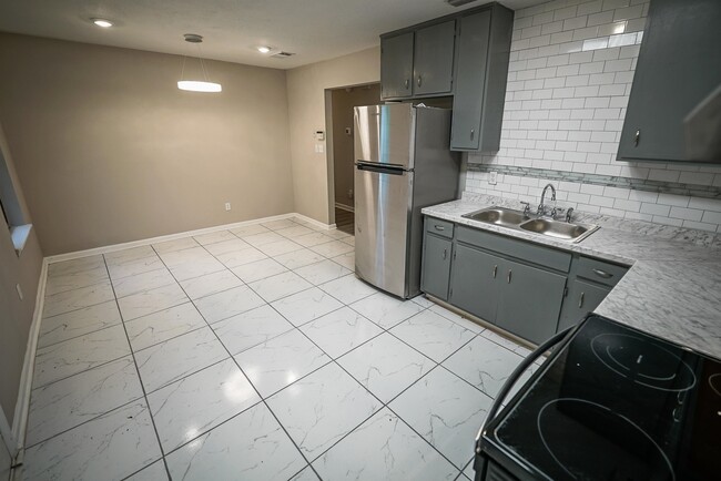 Building Photo - 8407 Lenova Ln