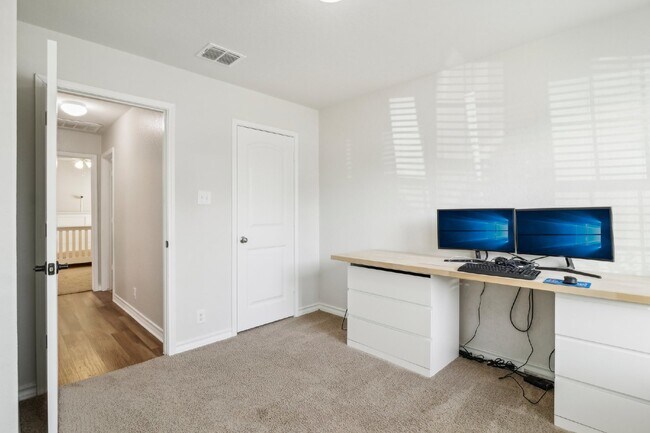 Building Photo - "Charming 4-Bedroom Oasis with custom fini...